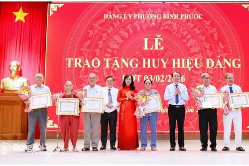 Đảng ủy phường Bình Phước kỷ niệm 96 năm Ngày thành lập Đảng và trao Huy hiệu Đảng đợt 3-2