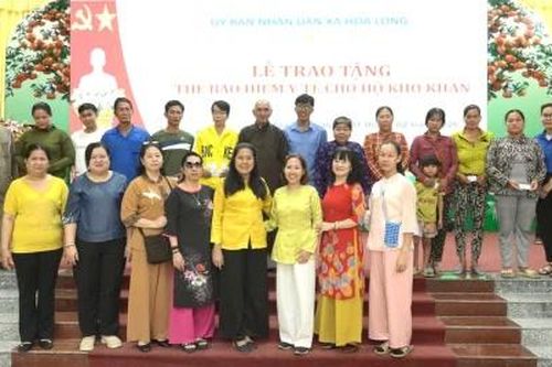 Xã Hòa Long: Trao tặng thẻ bảo hiểm y tế cho hộ nông, lâm, ngư nghiệp có mức sống trung bình