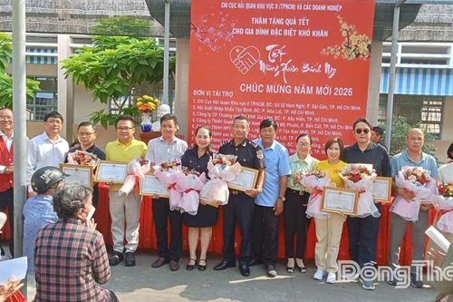Xã Lương Hòa Lạc trao quà tết và khám bệnh cho hơn 600 gia đình có hoàn cảnh khó khăn