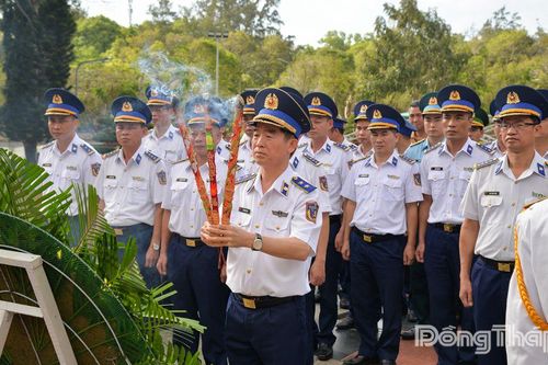 Bộ Tư lệnh Cảnh sát biển Việt Nam dâng hương các Anh hùng liệt sĩ tại Nghĩa trang Hàng Dương
