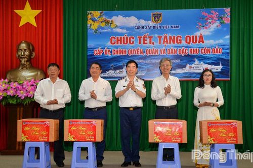 Cảnh sát biển Việt Nam trao quà tết tặng cấp ủy, chính quyền, quân và dân đặc khu Côn Đảo