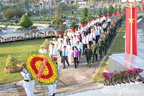 Đoàn lãnh đạo tỉnh Đồng Tháp viếng Nghĩa trang Liệt sĩ và mộ Cụ Phó bảng Nguyễn Sinh Sắc