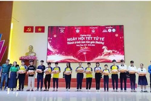 Đồng Tháp: Các nhóm thiện nguyện mang tết đến với người nghèo