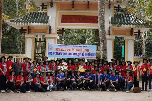 Chi bộ Trường THPT chuyên Hùng Vương sinh hoạt chuyên đề tại 'địa chỉ đỏ'