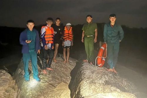 Công an xã Kông Chro kịp thời giải cứu 2 học sinh mắc kẹt khi thủy điện xả nước