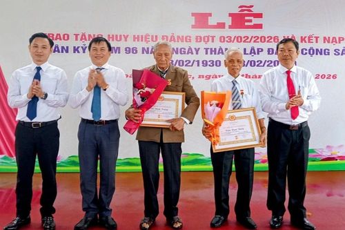 Đảng ủy phường Hoài Nhơn Bắc trao huy hiệu Đảng và kết nạp đảng viên mới