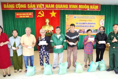 Đồn Biên phòng Cửa khẩu cảng Nha Trang tổ chức chương trình 'Xuân biên phòng ấm lòng dân bản'