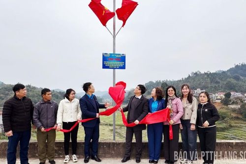 Khánh thành công trình Thắp sáng đường thôn tại xã Hoàng Văn Thụ