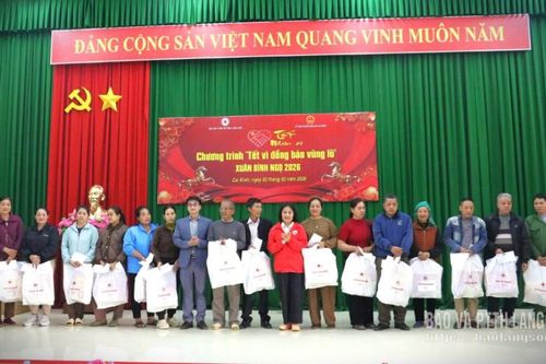 Trao tặng 200 suất quà cho các hộ bị thiệt hại do bão số 10, 11 tại xã Cai Kinh