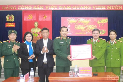 Thiếu tướng Đặng Quốc Đồng kiểm tra, tặng quà Tết tại xã Yên Bình
