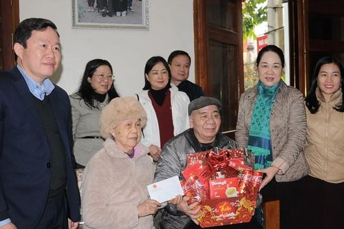 Thăm, tặng quà Tết các đồng chí nguyên lãnh đạo tỉnh Lào Cai là người dân tộc thiểu số