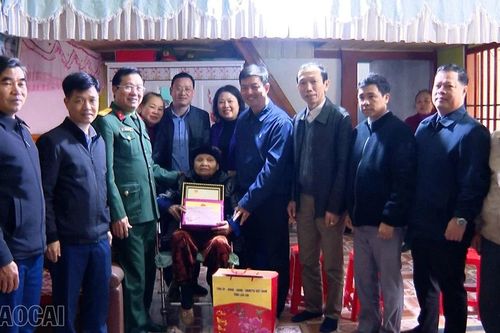 Đồng chí Chủ nhiệm Ủy ban Kiểm tra Tỉnh ủy Nguyễn Minh Toàn thăm, chúc Tết và tặng quà tại xã Thượng Bằng La