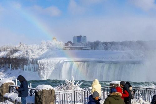 Thác Niagara đóng băng: Kỳ quan mùa đông hút khách tại biên giới Mỹ - Canada