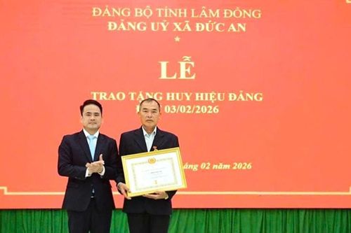 Đảng ủy xã Đức An gặp mặt 75 đảng viên cao tuổi Đảng