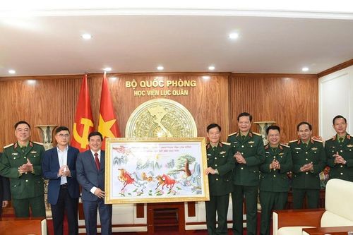 Bí thư Tỉnh ủy Lâm Đồng Y Thanh Hà Niê Kđăm chúc Tết Học viện Lục quân
