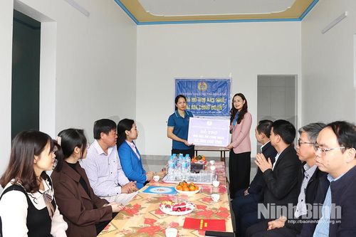 Trao kinh phí hỗ trợ xây nhà 'Mái ấm công đoàn' tại xã Khánh Thiện, phường Duy Tiên