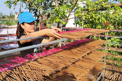 'Tết sớm' ở làng trầm hương