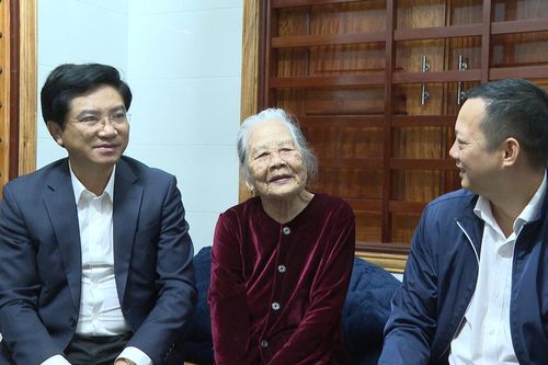 Đồng chí Trưởng Ban Tuyên giáo và Dân vận Tỉnh ủy thăm, chúc Tết gia đình chính sách và các đồng chí nguyên lãnh đạo tỉnh