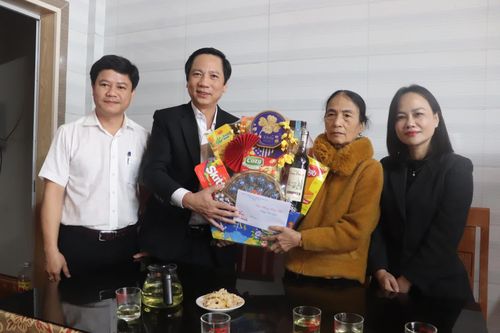 Phó Chủ tịch Thường trực UBND tỉnh Hoàng Nam thăm, chúc Tết gia đình chính sách và các đồng chí nguyên lãnh đạo tỉnh