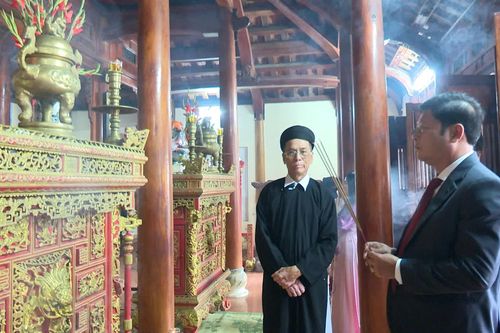 Dâng hương tại đình làng Lập Thạch nhân kỷ niệm 96 năm Ngày thành lập Đảng Cộng sản Việt Nam
