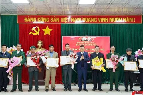 Đồng chí Giám đốc Sở Xây dựng trao Huy hiệu Đảng tại xã Muổi Nọi
