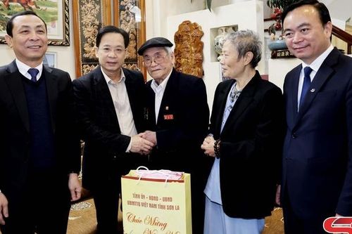 Đồng chí Bí thư Tỉnh ủy thăm, tặng quà các gia đình chính sách, người có công với cách mạng