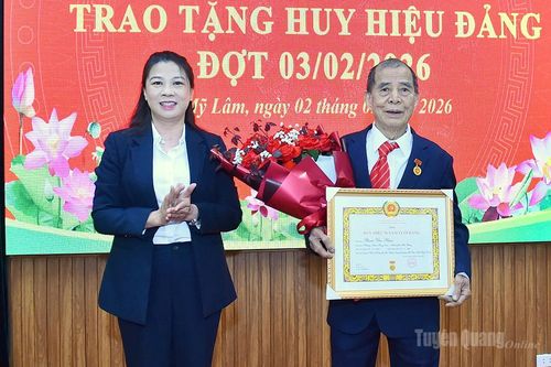 Đồng chí Phó Bí thư Thường trực Tỉnh ủy Lê Thị Kim Dung trao Huy hiệu Đảng tại Đảng bộ phường Mỹ Lâm