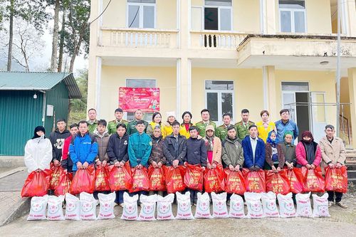 Chương trình 'Xuân biên cương, ấm lòng dân bản' tại xã Cán Tỷ
