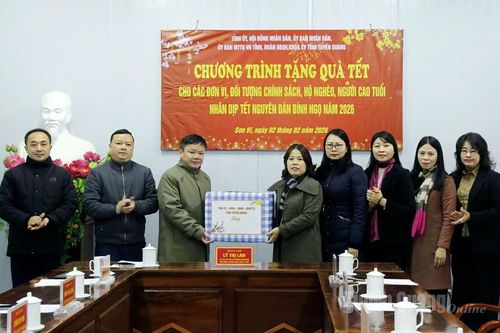 Trưởng Đoàn ĐBQH tỉnh trao quà Tết, động viên quân – dân nơi biên cương Sơn Vĩ