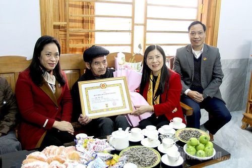 Phó Chủ tịch HĐND tỉnh Lê Thị Thanh Trà trao Huy hiệu Đảng tại xã Xuân Vân