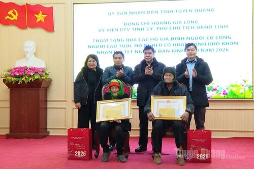 Phó Chủ tịch UBND tỉnh Hoàng Gia Long thăm và tặng quà Tết tại xã Lao Chải