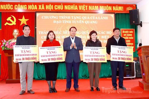 Đồng chí Vân Đình Thảo thăm, tặng quà Tết tại xã Hồ Thầu