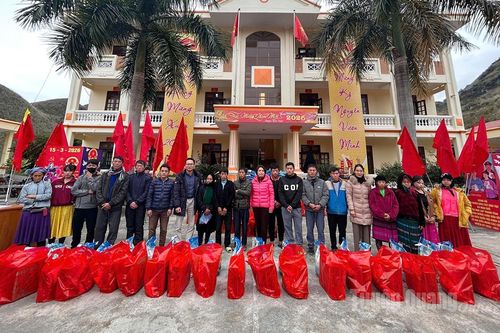 Trao 200 suất quà cho trẻ mồ côi, người già neo đơn, không nơi nương tựa