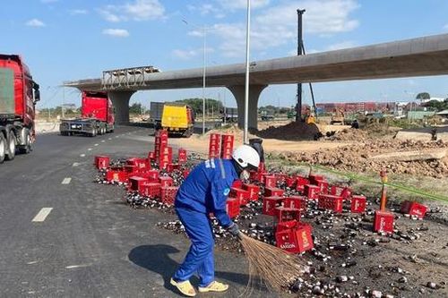 Xe tải ôm cua, hơn 80 thùng bia rơi xuống đường