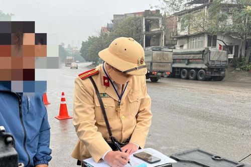 CSGT Thái Nguyên tăng cường kiểm tra, xử lý xe chở vật liệu rơi vãi ảnh hưởng đến môi trường