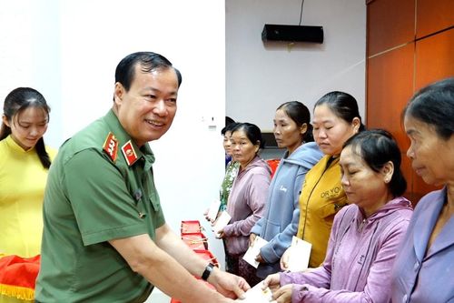 Chủ nhiệm Ủy ban Quốc phòng, An ninh và Đối ngoại Lê Tấn Tới thăm, trao 900 suất quà Tết tại vùng biên tỉnh Tây Ninh