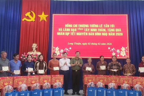 Chủ nhiệm Ủy ban Quốc phòng, An ninh và Đối ngoại Lê Tấn Tới thăm, trao 900 suất quà Tết tại vùng biên tỉnh Tây Ninh