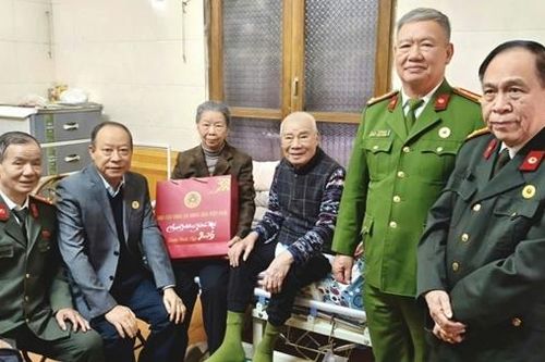 Thượng tướng Lê Quý Vương thăm và chúc Tết cán bộ Tiền khởi nghĩa