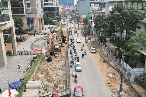 Thi công mở rộng đường Nguyễn Tuân, lưu thông khó khăn