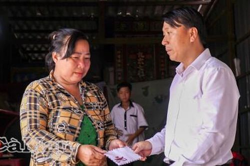 Thăm hỏi gia đình nạn nhân tử vong khi vá ghe biển