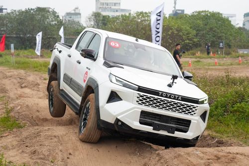 Cầm lái Toyota Hilux 2026 vượt bùn lầy, hố sâu 1,2 mét