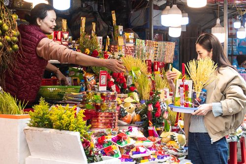 Người dân tấp nập mua lễ cúng rằm cuối năm, hàng quán ở phủ Tây Hồ hốt bạc