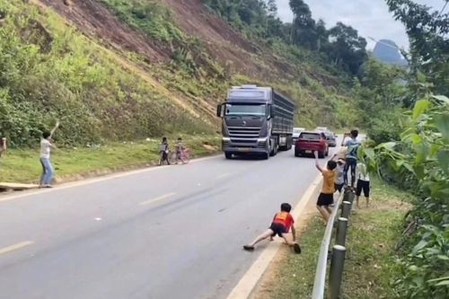 23 học sinh ra đường múa theo tiếng còi xe tải rồi quay clip đăng lên mạng
