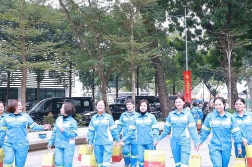50 công nhân Công ty Môi trường đô thị Hà Nội được nhận quà Tết