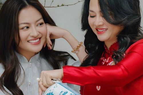 Mẹ diễn viên Thùy Anh gây chú ý