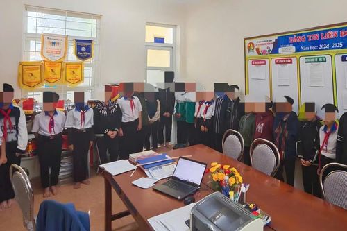 Hàng chục học sinh ở Quảng Trị ra đường nhảy múa để quay video đăng lên mạng
