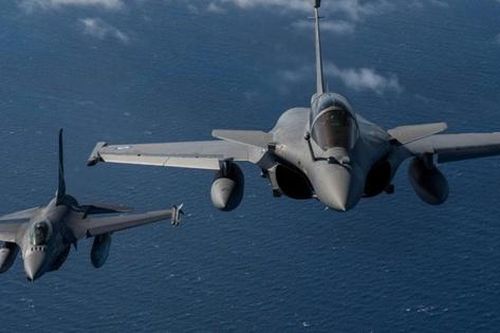Rafale Pháp đối đầu Su-35 Nga: Cuộc so tài giữa công nghệ hiện đại và sức mạnh cơ động