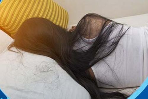 Thói quen khi ngủ gây rụng tóc và cách khắc phục