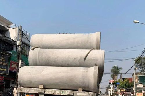 Xác minh, xử lý xe đầu kéo chở hàng chằng buộc cao ngất ngưởng