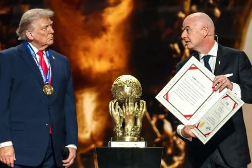 Chủ tịch FIFA lên tiếng về giải thưởng tranh cãi của ông Trump